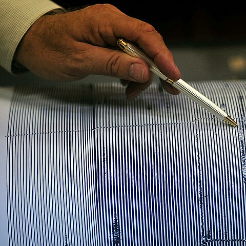 Vista del registro de un sismógrafo que detecta un movimiento telúrico, en una fotografía de archivo