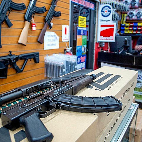 Jueces ratifican ley que impide comprar armas antes de los 21 años en Florida