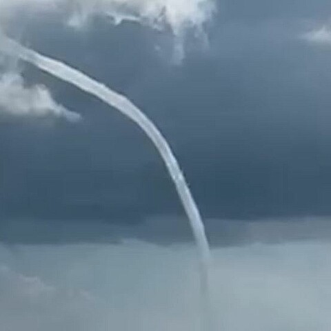 Tromba marina en isla morada