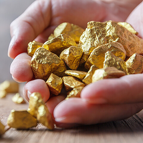 Buscador de oro aficionado encuentra enorme pepita valorada en 160.000 dólares en Australia