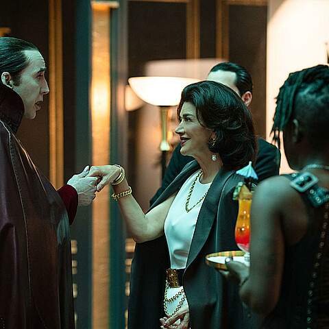 Nicolas Cage como Drácula y Shohreh Aghdashloo (c) como Bella-Francesca Lobo, durante una escena de la película "Renfield"