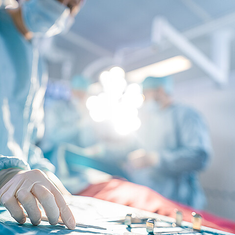 Cirujano plástico acusado de asesinato por presuntamente negarse a llamar al 911 tras su paciente sufrir un paro cardíaco