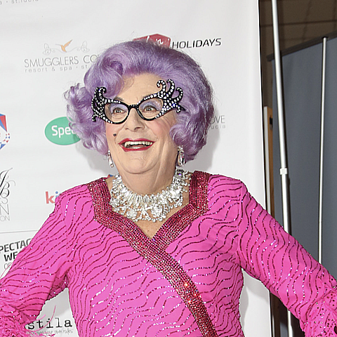 Muere el comediante australiano Barry Humphries, mejor conocido por su alter ego Dame Edna Everage