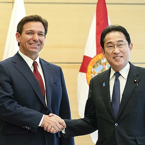 El gobernador de Florida, Ron DeSantis (I), y el primer ministro japonés, Fumio Kishida (D), en Tokio.