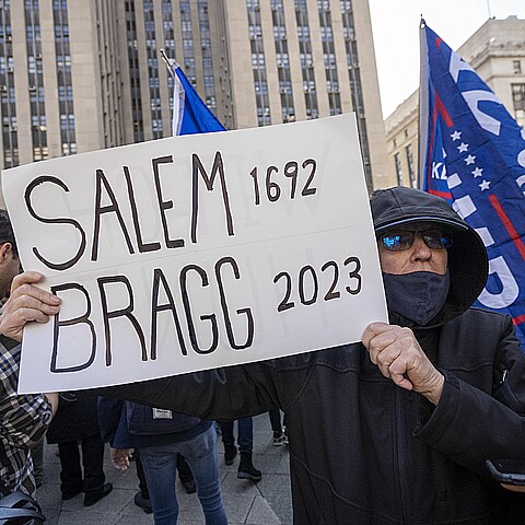 Partidarios de Trump protestan contra el fiscal de distrito de Manhattan, Alvin Bragg, en New York City, EE. UU.