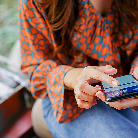 Tras décadas de búsqueda, una mujer encuentra a su madre biológica en Facebook y conoce a su abuela días antes de su muerte