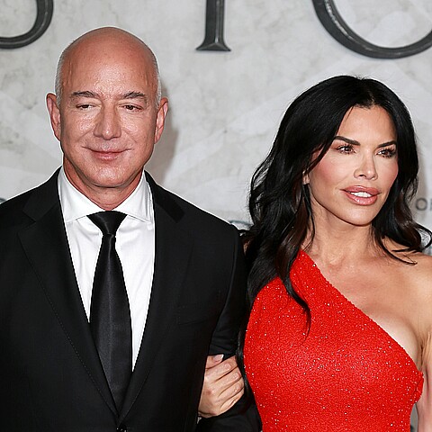 Jeff Bezos, con camisa de mariposas de Amazon de $12, inesperado fan de Bad Bunny en Coachella