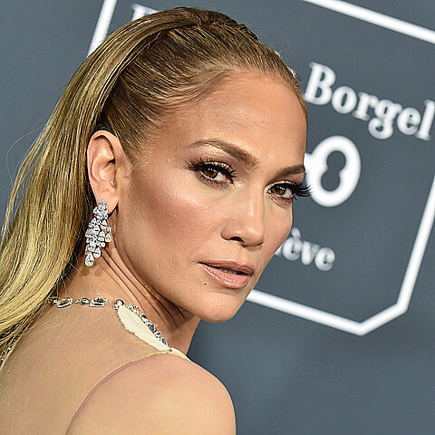 Jennifer López posa en topless para compartir su rutina de cuidado personal