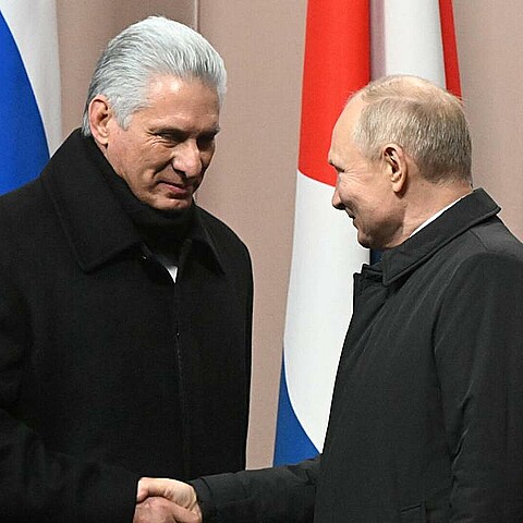 Presidente de Rusia Vladimir Putin )izq) y el gobernante cubano Miguel Díaz-Canel (d)