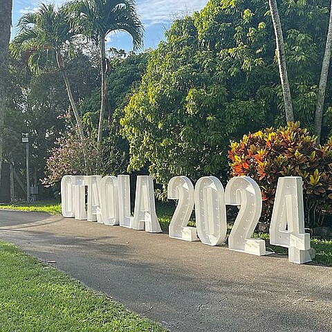 Alex Otaola celebró este lunes el lanzamiento de su campaña