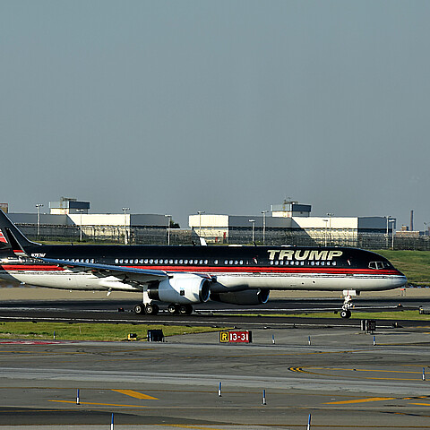 Avión Boeing 757 con el logotipo de Donald Trump