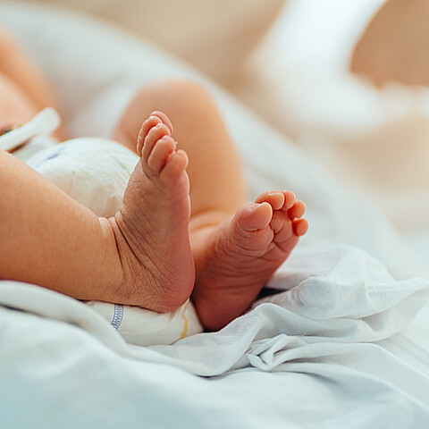 Pies de bebé en hospital