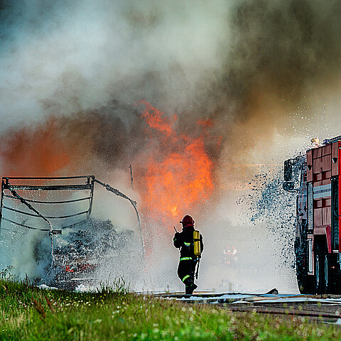 Bombero apagando incendio