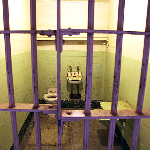 Hombre con trastorno mental muere "comido por los insectos" en una cárcel infestada de chinches