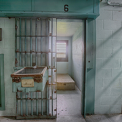 Hombre esquizofrénico murió de desnutrición tras permanecer desnudo y solo en una celda durante 20 días