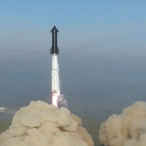 Fotograma de la transmisión del lanzamiento del cohete Starship desde Boca Chica, Texas