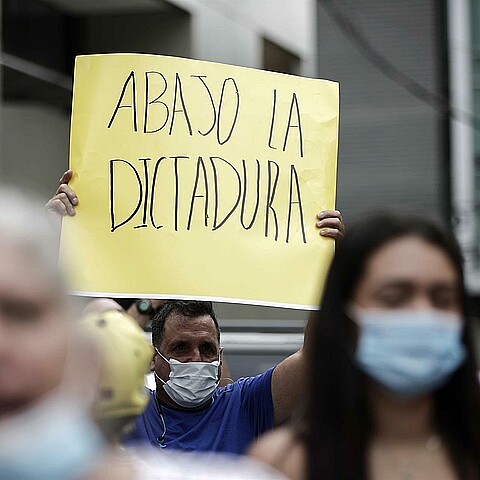 Hombre se manifiesta con cartel de Abajo la Dictadura