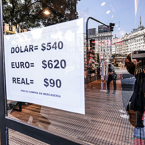 Fotografía de un cartel con la cotización de las divisas en Argentina