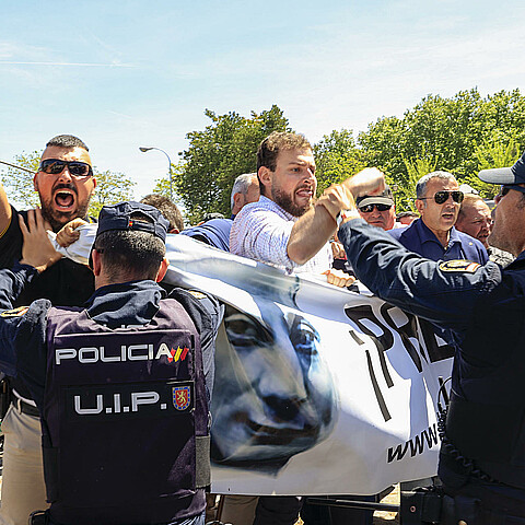 Exhuman restos del fundador de la Falange española