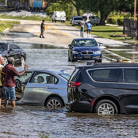 Varios coches quedaron atrapados en una calle inundada de Fort Lauderdale.