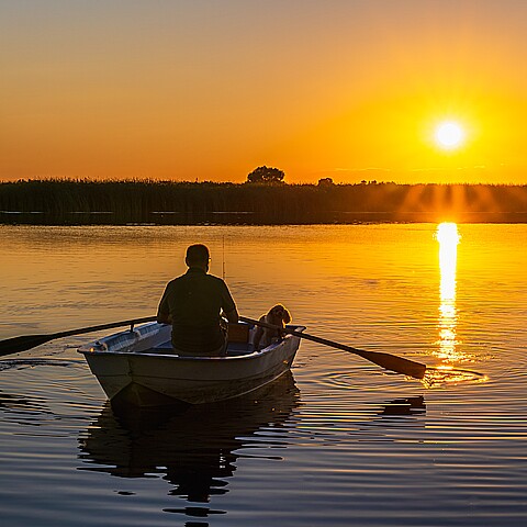Hombre llega a Miami desde España en un bote de remos 