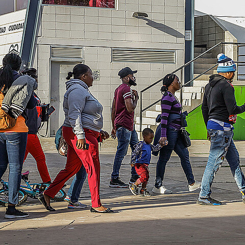 Fotografía de archivo de grupos de migrantes de origen haitiano que se reúnen en el parque La Ocho