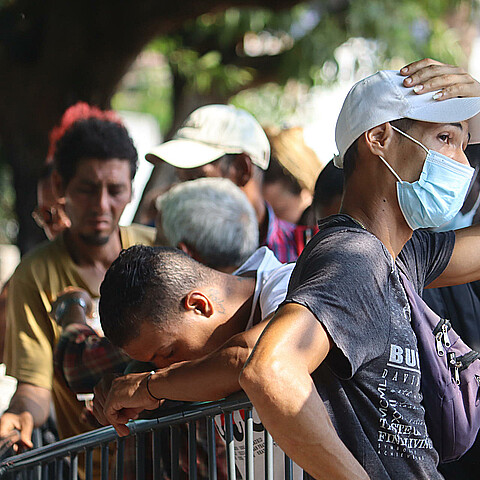 Migrantes permanecen varados por falta de documentación