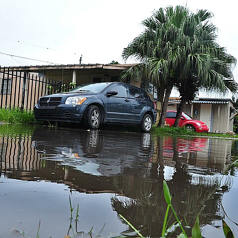 Vista de una calle inundada en el parque de tráilers ubicado en North Beach, Miami