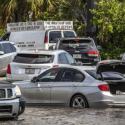 Vehículos quedaron atascados en una calle inundada en Fort Lauderdale