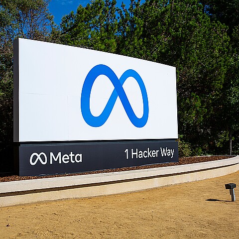 Cartel de META junto al edificio de oficinas de la sede central