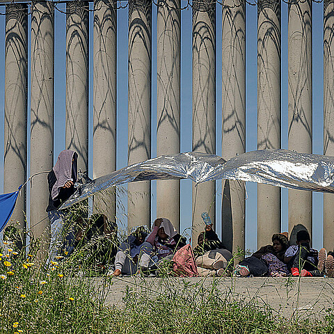 Migrantes en un campamento junto al muro fronterizo, el 11 de abril de 2023, en Tijuana, Baja California (México).