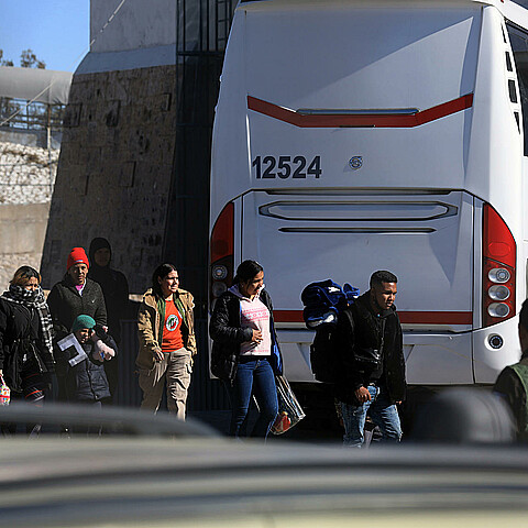 Detuvieron a 2 personas y aseguraron varios vehículos con reporte de robo, y armas de diverso calibre