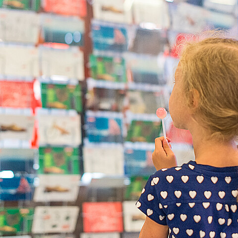 Niña en una tienda