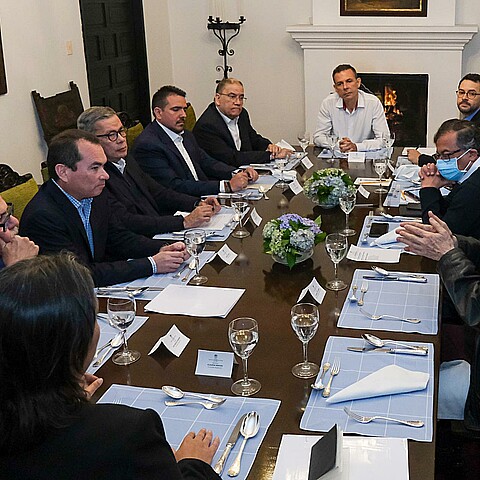 Gustavo Petro junto al Canciller de Colombia Álvaro Leyva, durante su reunión con líderes de la oposición venezolana