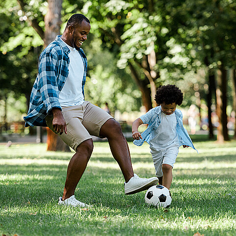 Padre e hijo jugando en el parque