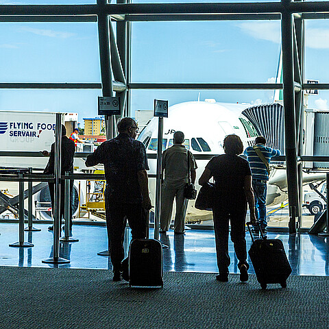 Viajeros en un aeropuerto
