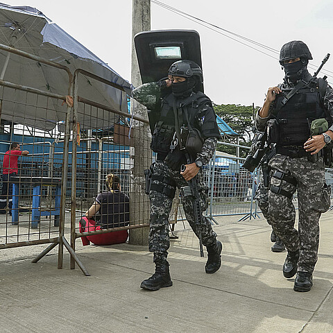 Militares y policías custodian los exteriores y interior de la Penitenciaría del Litoral tras el enfrentamientos