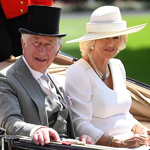 El rey Carlos III del Reino Unido (i), junto a su esposa, Camila, en una fotografía de archivo. 