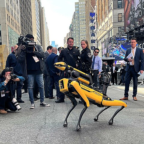 Un grupo de fotógrafos retratan al robot Digidog durante una conferencia de prensa para presentar nueva tecnología policial celebrada hoy en Times Square, Nueva York.