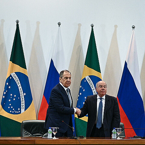 El ministro de Relaciones Exteriores de Rusia, Serguéi Lavrov, posa junto a su similar brasileño, Mauro Vieira (d)