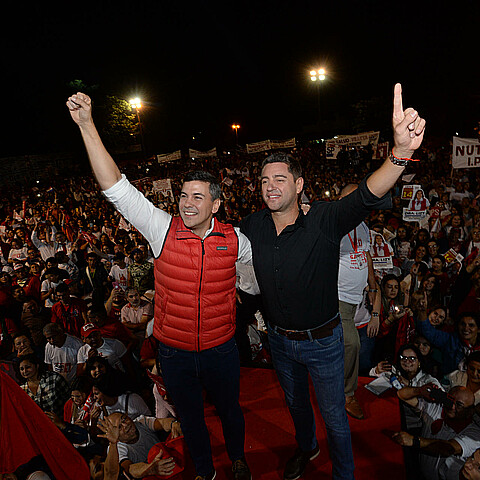 El candidato a la Presidencia de Paraguay por el Partido Colorado oficialista Santiago Peña Palacios (i) y Pedro Alliana