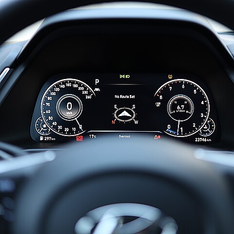 Coche con velocímetro, cuentakilómetros y brújula