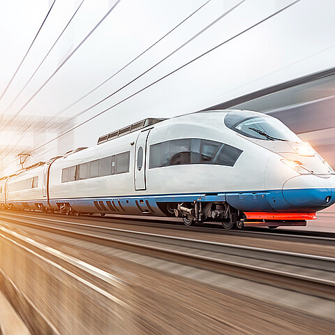 Tren de alta velocidad en movimiento en la ciudad 