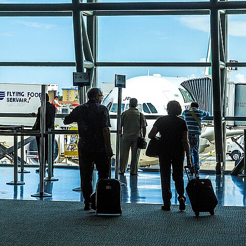 Viajeros en un aeropuerto