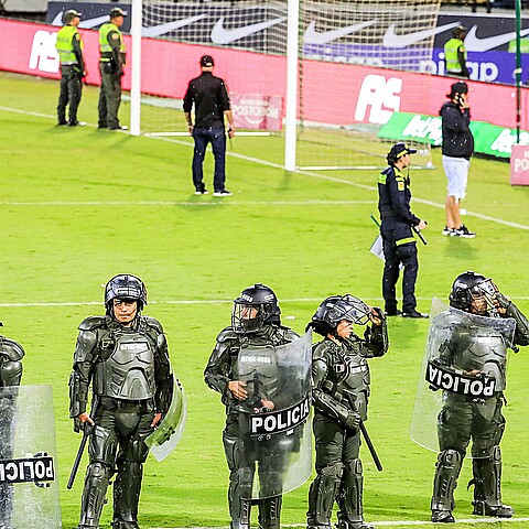 Policía de Colombia en el césped del estadio de fútbol 