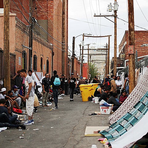 Miles llegan a la frontera