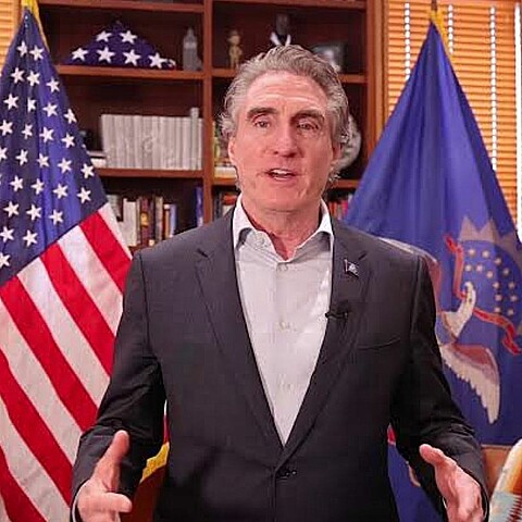 Gonernador de Dakota del Norte firma ley 