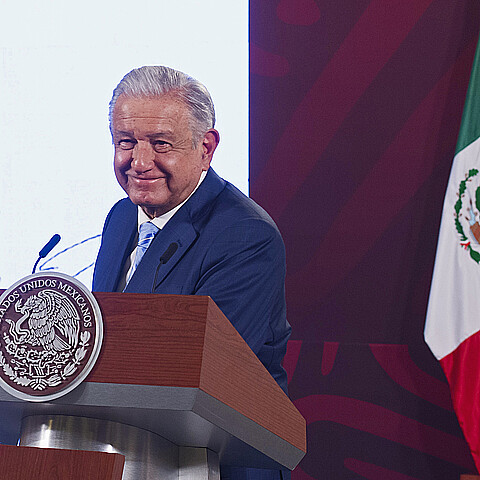 Fotografía cedida por la presidencia de México del mandatario mexicano, Andrés Manuel López Obrador, durante una rueda de prensa en Palacio Nacional de la Ciudad de México (México)
