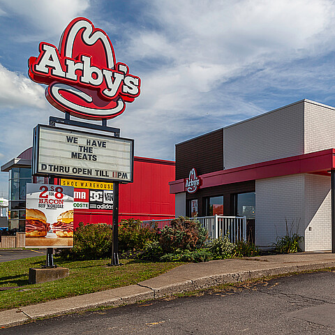 Descubren un cadáver dentro del congelador de un restaurante de comida rápida Arby's