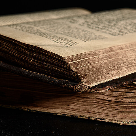 La Biblia hebrea casi completa más antigua se vende por 38,1 millones de dólares